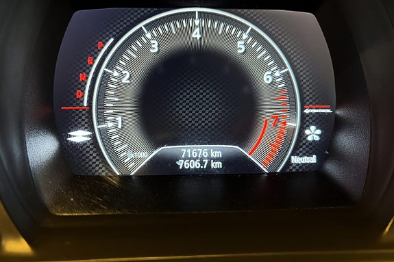Digital hastighetsmåler med lav kjørelengde på kun 71.676 km.
