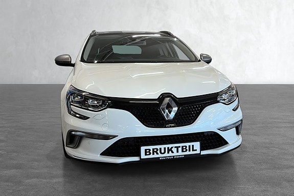 Stilren front med svart grill og effektfulle LED-lys.