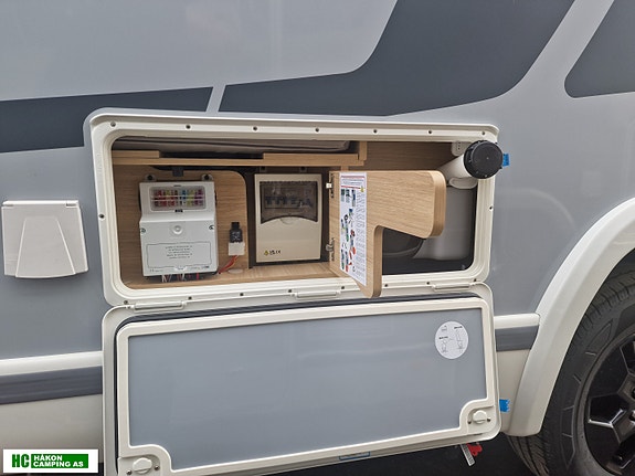 Challenger 380 GRAPHITE EDITION Ford Transit 165 hk 2,0L automat, 5 sitteplasser / 6 soveplasser. Kan oppgristreres til 4100kg. Totalvekt 9 of 30