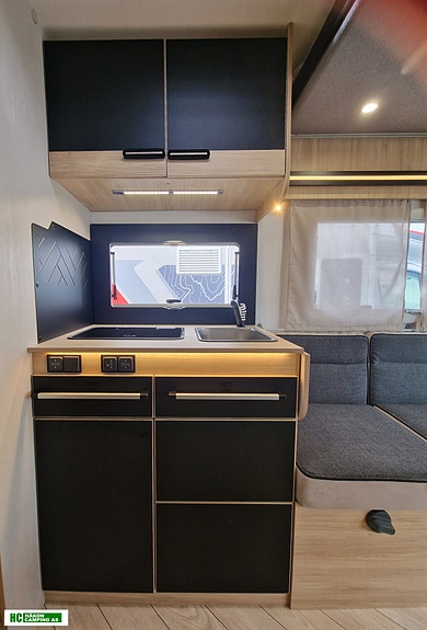 Challenger 380 GRAPHITE EDITION Ford Transit 165 hk 2,0L automat, 5 sitteplasser / 6 soveplasser. Kan oppgristreres til 4100kg. Totalvekt 19 of 30
