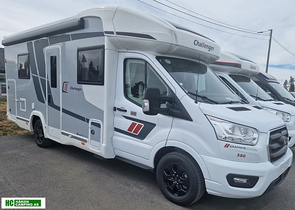 Challenger 380 GRAPHITE EDITION Ford Transit 165 hk 2,0L automat, 5 sitteplasser / 6 soveplasser. Kan oppgristreres til 4100kg. Totalvekt