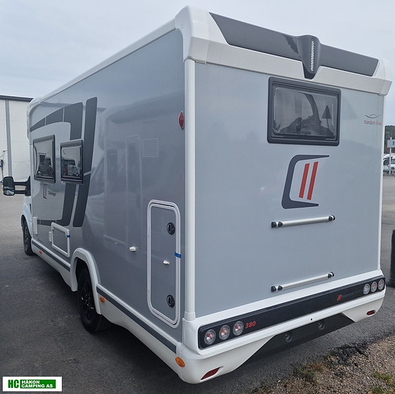 Challenger 380 GRAPHITE EDITION Ford Transit 165 hk 2,0L automat, 5 sitteplasser / 6 soveplasser. Kan oppgristreres til 4100kg. Totalvekt 4 of 30