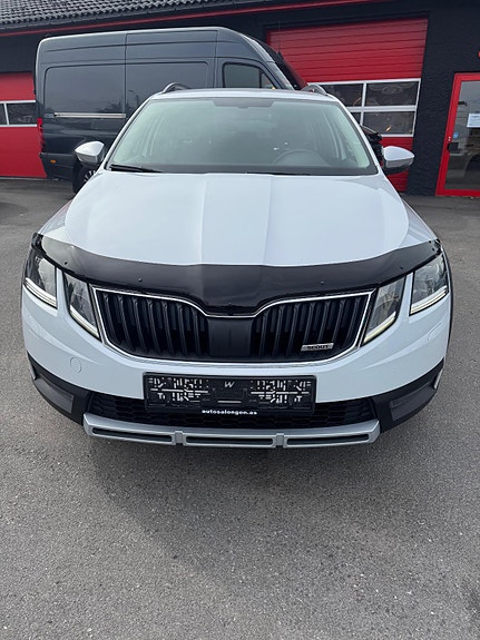 Skoda Octavia Scout 2 of 5