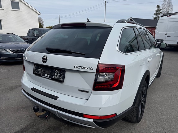 Skoda Octavia Scout 3 of 5