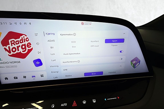 Infotainment-skjerm med enkel navigering og radiokontroller i fokus.