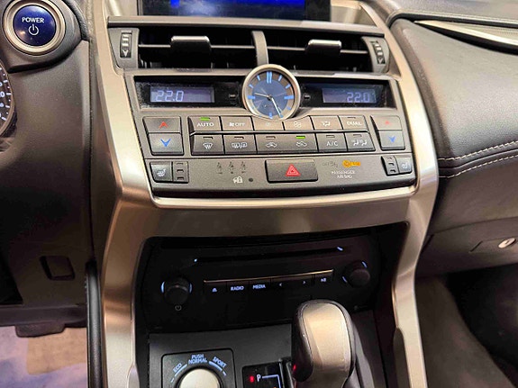 Lexus NX300h 17 of 30