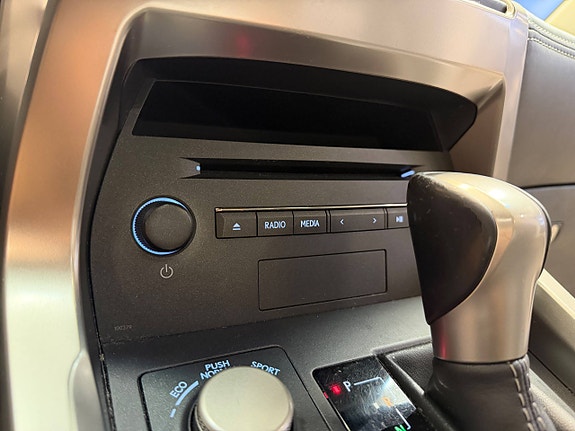 Lexus NX300h 18 of 30