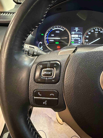 Lexus NX300h 11 of 30