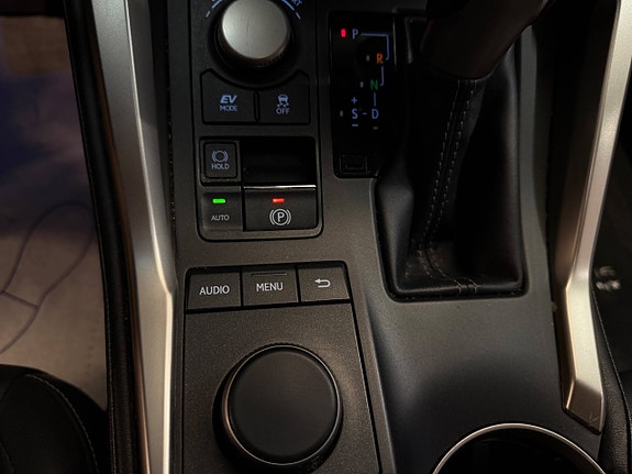 Lexus NX300h 20 of 30