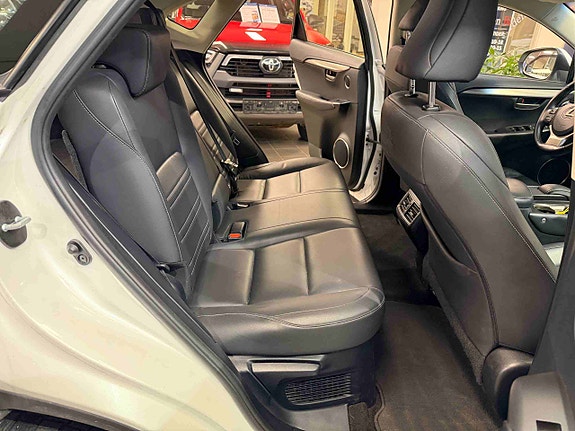 Lexus NX300h 8 of 30