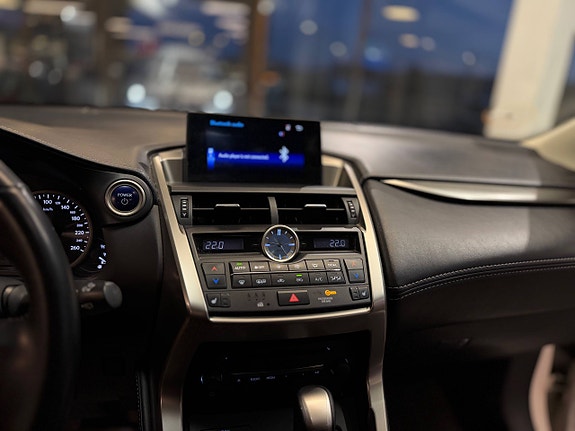 Lexus NX300h 15 of 30