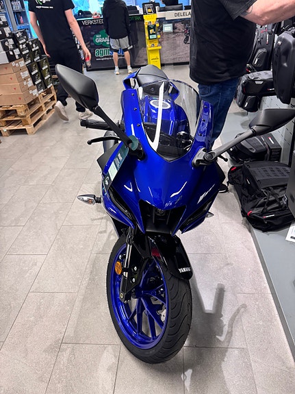 Yamaha YZF-R 125 2 of 7