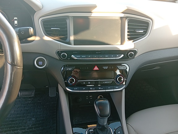 Hyundai IONIQ 12 of 16