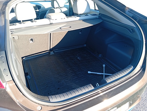 Hyundai IONIQ 11 of 16