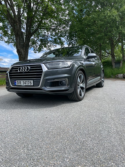 Audi Q7 2 of 5