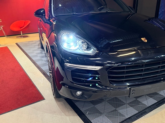 Porsche Cayenne 4 of 5