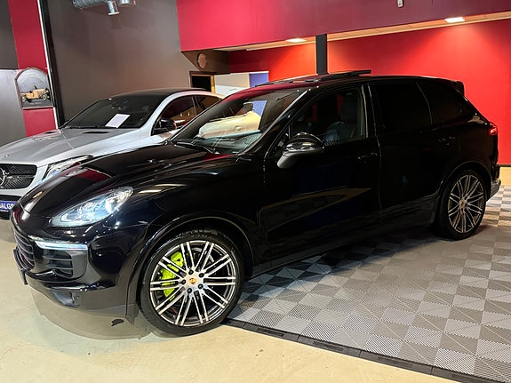 Porsche Cayenne 2 of 5