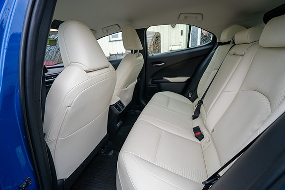 Lexus UX300e 27 of 30