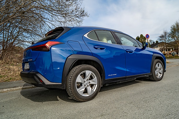 Lexus UX300e 11 of 30