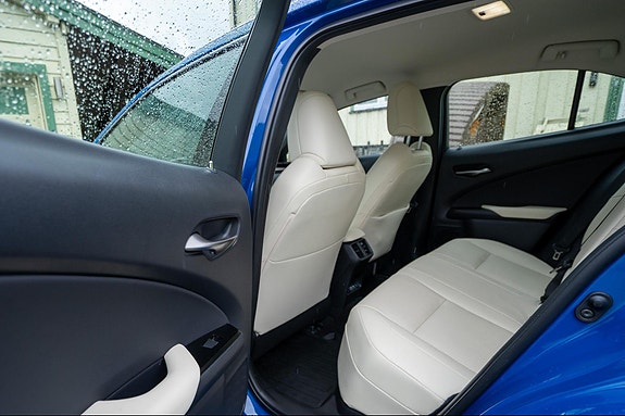 Lexus UX300e 26 of 30