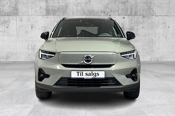 Volvo XC40 2 of 5