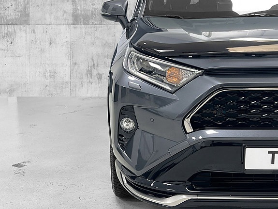 Toyota RAV4 Plug-in Hybrid 3 of 5