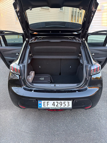 Peugeot 208 5 of 9