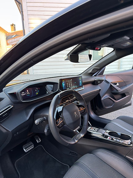 Peugeot 208 7 of 9