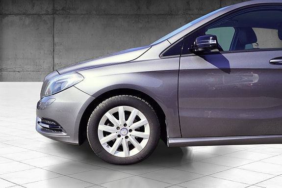Mercedes-Benz B180 4 of 5