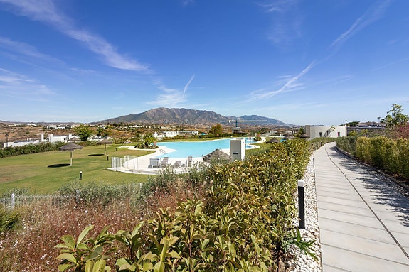 Eksklusiv penthouse med 78 m² takterrasse og panoramautsikt over golfbanen