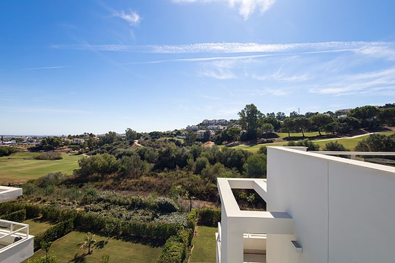 Eksklusiv penthouse med 78 m² takterrasse og panoramautsikt over golfbanen
