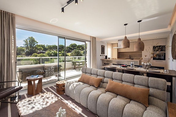 Eksklusiv penthouse med 78 m² takterrasse og panoramautsikt over golfbanen