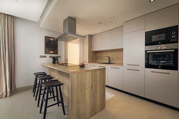 Eksklusiv penthouse med 78 m² takterrasse og panoramautsikt over golfbanen