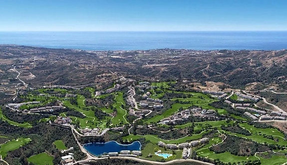 Eksklusiv penthouse med 78 m² takterrasse og panoramautsikt over golfbanen