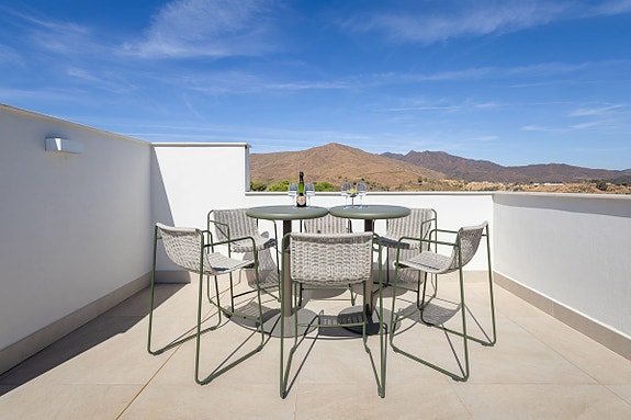 Eksklusiv penthouse med 78 m² takterrasse og panoramautsikt over golfbanen