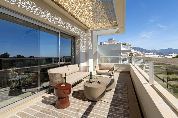Eksklusiv penthouse med 78 m² takterrasse og panoramautsikt over golfbanen