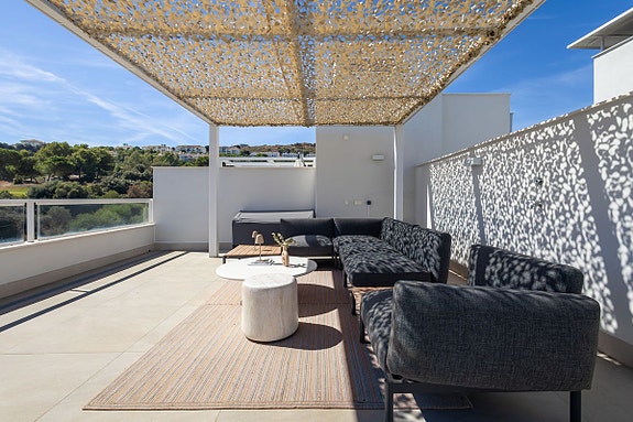 Eksklusiv penthouse med 78 m² takterrasse og panoramautsikt over golfbanen