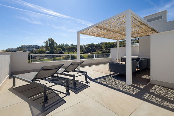 Eksklusiv penthouse med 78 m² takterrasse og panoramautsikt over golfbanen