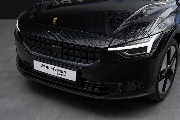 LED hovedlyktene opplyser veien godt og gir bilen ett sporty uttrykk