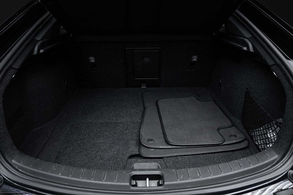 Romslig bagasjerom med praktisk lasteplass