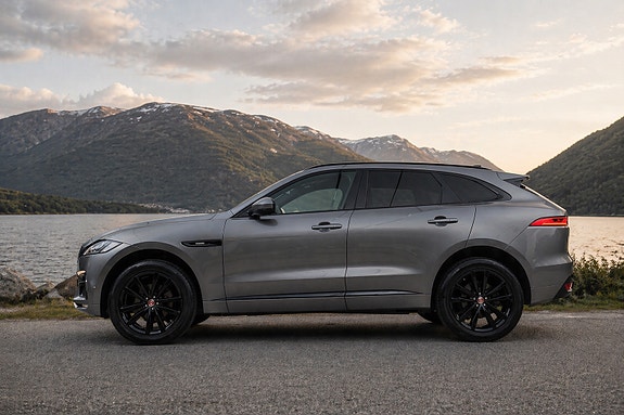 Jaguar F-PACE 2 of 5
