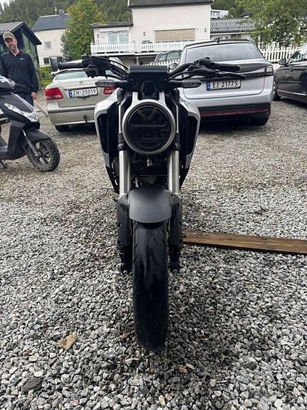 Honda CB 125 R 4 of 6