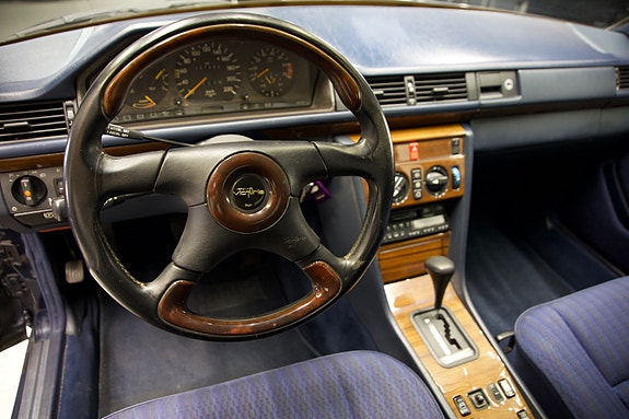 Mercedes-Benz E230 9 of 15