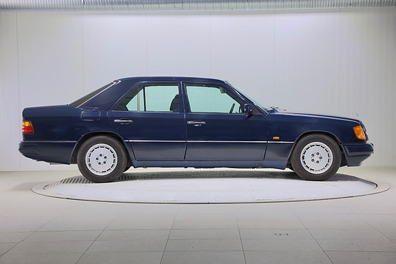 Mercedes-Benz E230 7 of 15