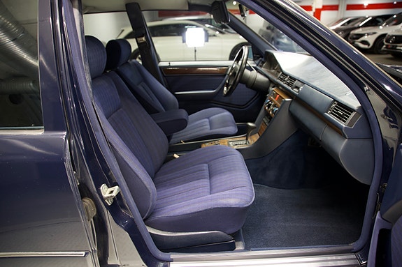 Mercedes-Benz E230 2 of 15