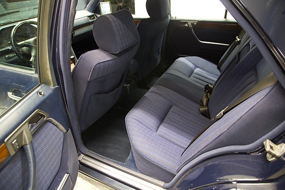 Mercedes-Benz E230 4 of 15