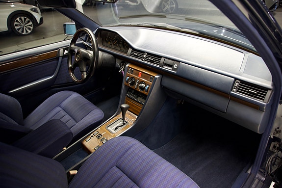 Mercedes-Benz E230 15 of 15
