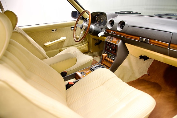 Mercedes-Benz 230 5 of 5
