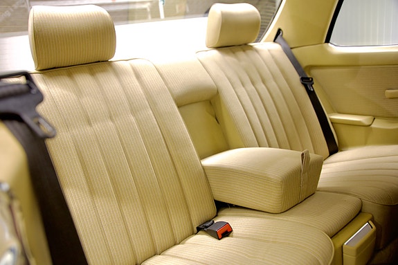 Mercedes-Benz 230 4 of 5