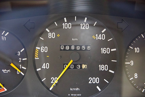 Mercedes-Benz E230 24 of 30
